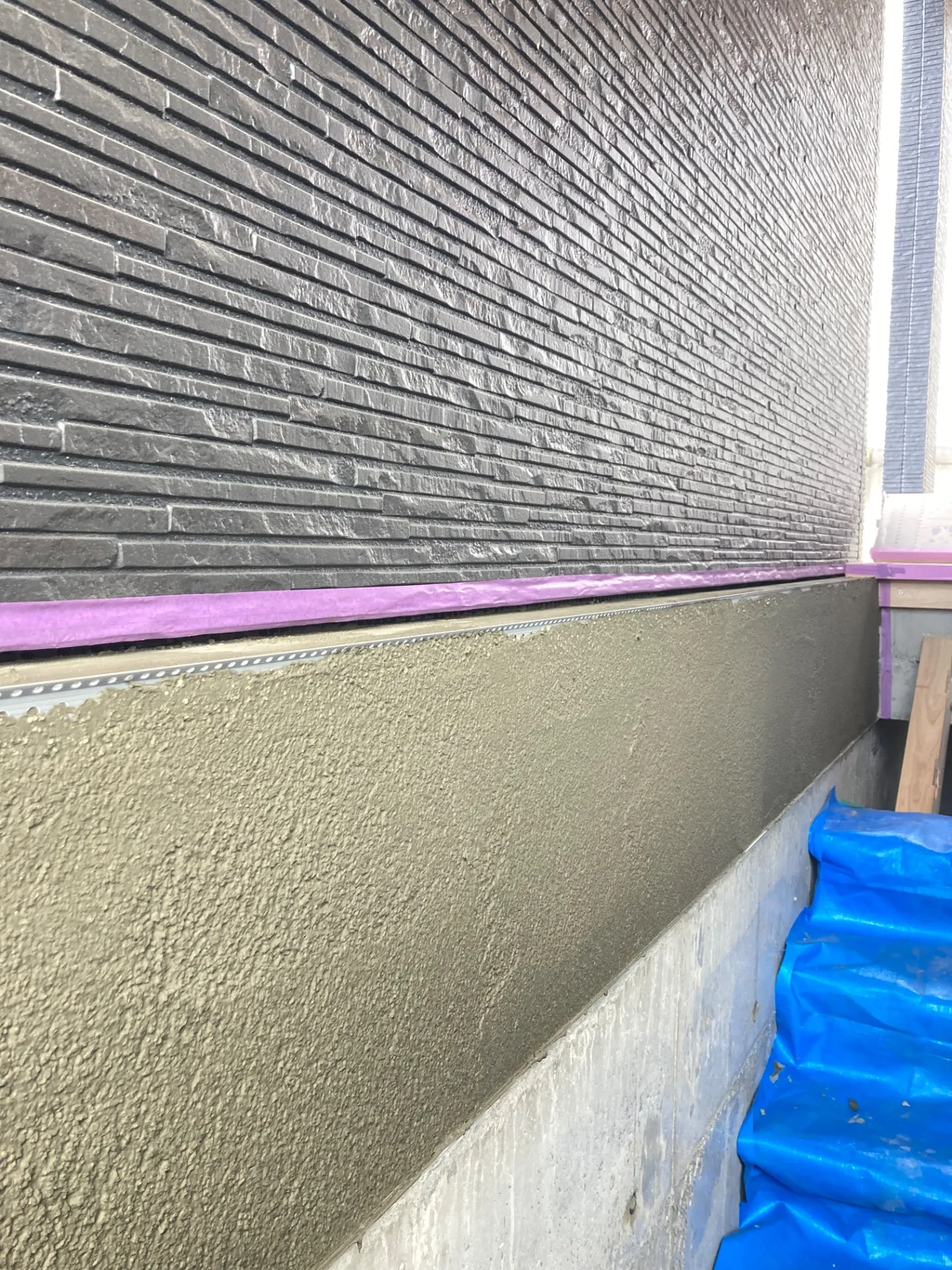 階段ホールも梁みたいに